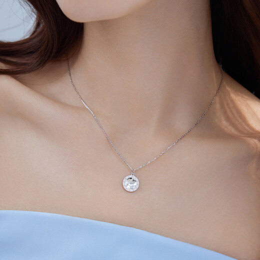 Lukfook Jewelry platinum necklace with broken ice heart belongs to platinum 950 dazzling series, priced at about 4.38 grams