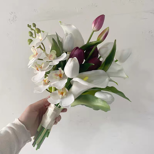 Tulip Calla Lily tenant des fleurs et obtenant un certificat Fausses Fleurs Simulation Fleur Photographie Photographie Mariage Corée Bouquet de mariée HD-TULIPS + Ruban