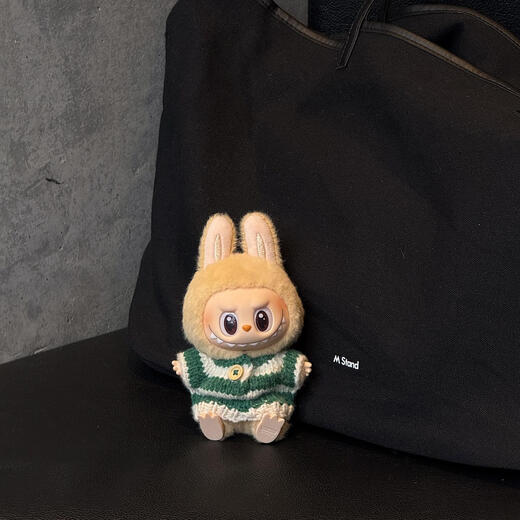 Labubu doll clothes Labubu sits on the party trendy toys Macaron glue doll pendant pure handmade 17cm doll clothes Mint green pleated skirt does not contain babies
