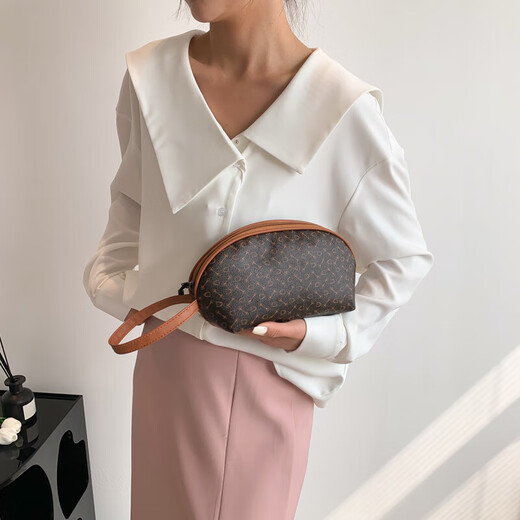 
2025 new shell makeup bag Korean bear semi-circle toiletry bag girl fashion portable mobile phone bag grocery shopping bag model four