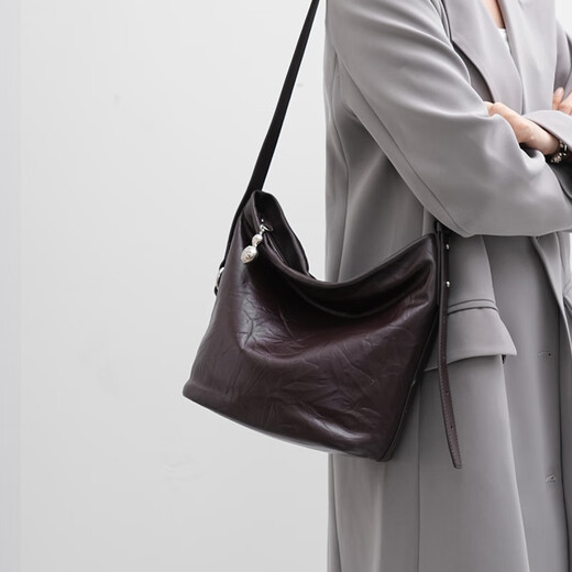 Banpo family (bampo) Banpo Rolling bag cowhide bucket bag large capacity commuting bag new one-shoulder crossbody bag black 930