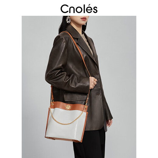 Kouyi Niche Design léger Luxury Commuter Bodet Bac Femme Bag 2025 Nouveau sac d'épalas au début du printemps noir noir