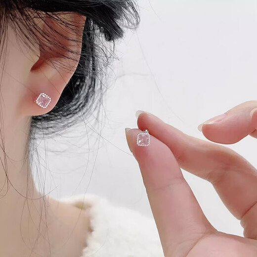 Xinshe s999 sterling silver pink small square diamond earrings for women, simple, compact, easy-to-take-off earrings for sleeping, pure silver, sweet and exquisite earrings, a pair of pink small square diamond earrings