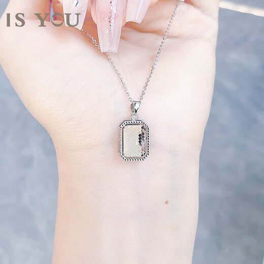 It’s You Platinum Hollow Fish Scale Small Square Brand Pendant, Versatile and Versatile High-End Neckwear, Birthday Gift for Wife and Girlfriend Platinum Fish Scale Small Square Brand Pendant, Free Silver Chain, Gold Weight Approximately 2.8g