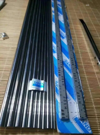 Das gleiche 50-Grad-Modell von Fan Jiangtao steht zum Verkauf an. Andere Modelle sind standardmäßig Chen Julai, um einen 15-Grad-Dünnblattwinkel zu verwenden. Das Video ist 4,2 mm. Die 45-Grad-Klinge ist extrem hart. Das harte Versiegelungsmesser auf der Erde beträgt 93,9hra. Das schwedische Sandvik PN90 Wolfram -Stahldichtungsmesser 3,2+4,2+8,2 Millimeter.