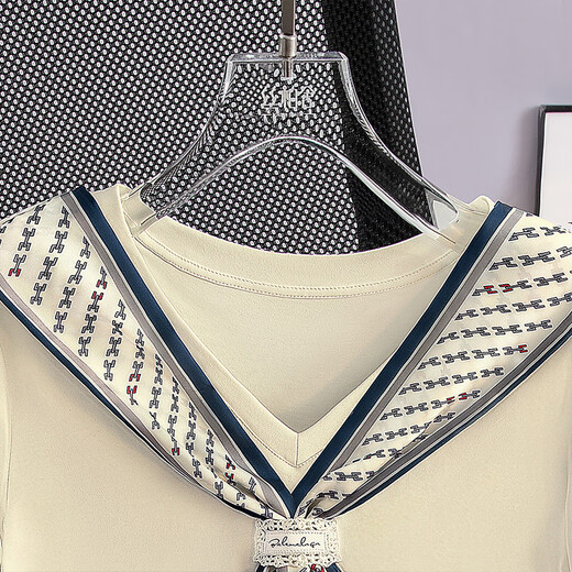 Camiseta de cuello en V de seda Cypress 2025 Summer Nueva ropa para mujeres Fit de moda y temperamento delgado Dama que viaja