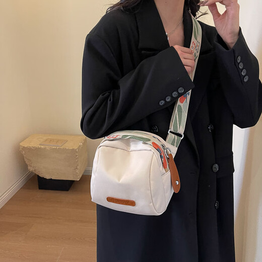 MTB女包帆布2025新款贝壳包单肩包斜挎包包休闲运动旅行徒步挎包布包 米白（送挂件）