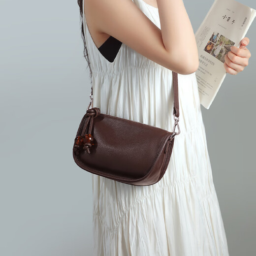 Viney Cowhide Bag Damenbeutel Neue Crossbody-Back-Back-Umhängetasche Geburtstag Chinesischer Valentinstag Geschenk für Freundin und Frau [Kaffeefarbe] Praktische Unterarmtasche Nische leichte Luxus-High-End-Pendelpendel-vielseitige Kissenbeutel