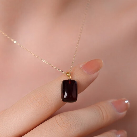Dara 18K gold blood amber pendant Ping An Wu Shi brand beeswax amber clavicle necklace Chinese Valentine's Day gift for girlfriend