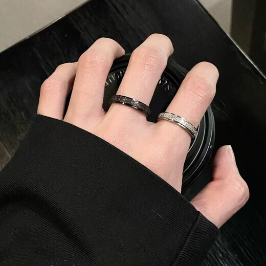 Gypsophila frosted black and white ring for men and women niche high-end design couple rings titanium steel non-fading ring Gypsophila frosted silver ring No. 9 reference weight 125-150Jin Jin is equal to 0.5kg and is worn by the crowd