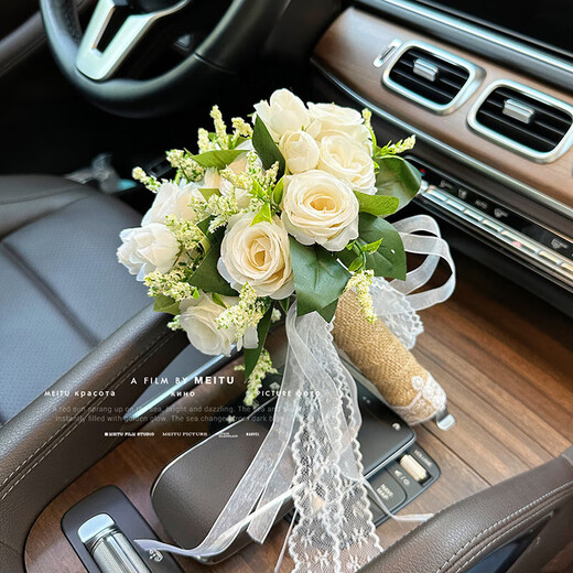 Il Jiagong nouvellement marié, inscrit, marié, tenant des fleurs, la sensation de la mariée, la simulation, les fleurs séchées, la robe de mariée, le jour du mariage, la «vision, le classique, le rose coréen, la main»