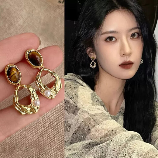 Fan Shengyu retro brown earrings for women in autumn and winter irregular niche light luxury earrings temperament high-end Hong Kong style earrings Maillard hollow earrings a pair