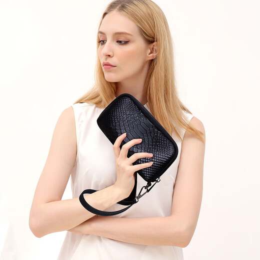 Sac d'embrayage tempérament féminin 2025 Nouvelle couche supérieure Sac à feuille de vache femelle petite sac à la mode motif crocodile authentique sac à main en cuir noir