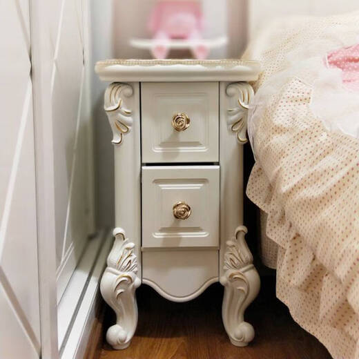 Mini-Nachttisch im europäischen Stil Einfacher schmaler Lagerschrank kleiner Nachttisch Schrank Ablagerung Zwei-Pull-Kleinschrank Pastoral-Telefontisch 9869 Elfenbein Weißgoldkritzel ganze Installation