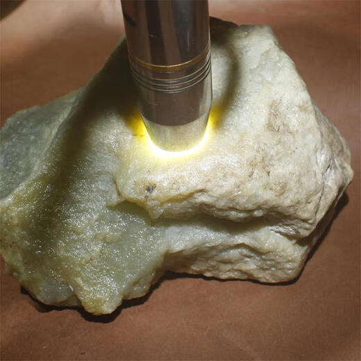 Gan xia 1098 grammes xinjiang qiemo vert huangkou matériau de montagne cru stone brute naturaire jade de sculpture de jade producteurs d'ornement sans réparation
