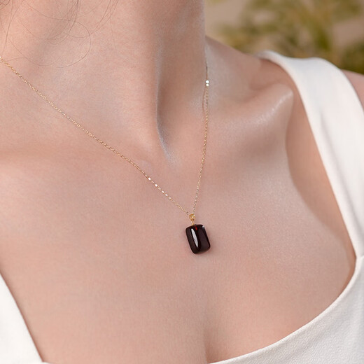 Dara 18K gold blood amber pendant Ping An Wu Shi brand beeswax amber clavicle necklace Chinese Valentine's Day gift for girlfriend