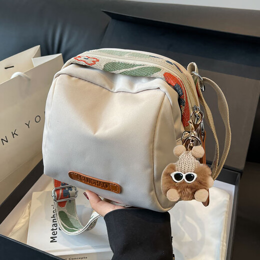 MTB女包帆布2025新款贝壳包单肩包斜挎包包休闲运动旅行徒步挎包布包 米白（送挂件）