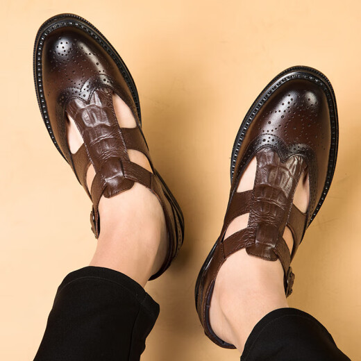 Aire caliente Sandalias de cuero nuevas y viejas Sandalias de cuero genuinas zapatos de padre hueco de papá de verano zapatos de cuero suaves de los pies cuadrados zapatos para hombres de alta gama de mediana edad y ancianos 9928 marrón 38