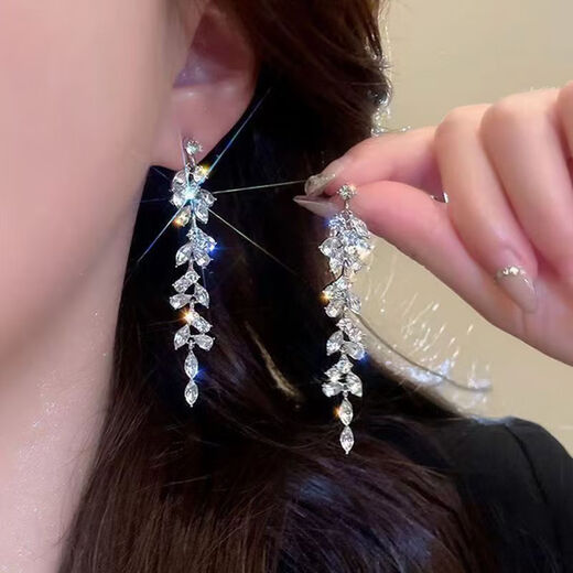 Mengke decorated high-end face tassel ear clips without piercings for women to show their faces, small earrings, temperament, mosquito repellent discs, exaggerated bridal earrings, light luxury, 925 silver needle (exquisite flash diamond) tassel earrings