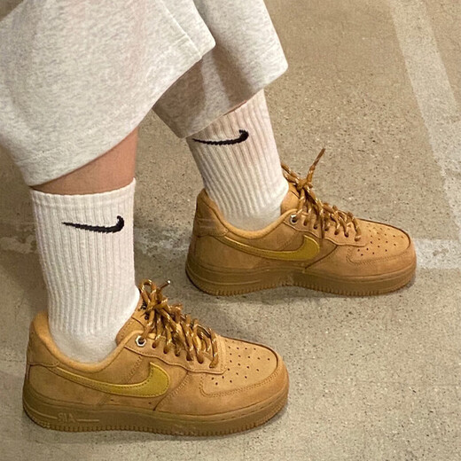 耐克（NIKE）官方舰店板鞋女鞋空军一号Air Force1新款纯白af1低帮运动休闲鞋 FZ7372-200/小麦色 35.5