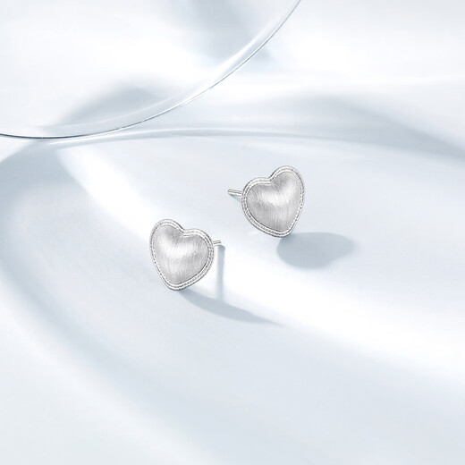 Chao Acer Platinum Love Heart Earrings for Women PT950 Brushed Earrings Versatile Gift for Girlfriend Priced at RMB 310 2.4g, One Pair (Free Silicone Ear Plugs)
