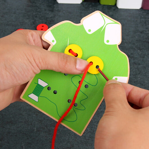
Chengliu Kindergarten Early Education Educational Toys Montessori Daily Life Area Teaching Aids 3-year-old baby sewing button threading board game Green model