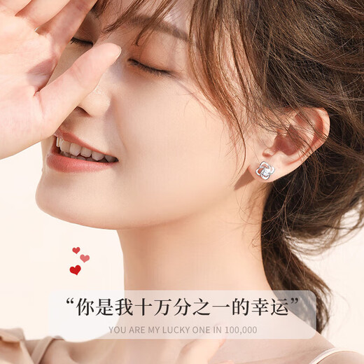 Lao Fengxiang four-leaf clover platinum earrings for women simple fashion earrings wedding anniversary gift for girlfriend and wife birthday platinum eternal four-leaf clover earrings