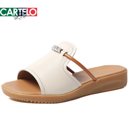 卡帝乐鳄鱼（CARTELO）品牌夏季真皮拖鞋女外穿时尚2025新款软底大码妈妈凉拖鞋女鞋 米色6198 35