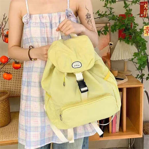 户外轻便尼龙布双肩包女抽绳防水书包百搭学生上课包旅游登山背包 黑色_带挂件