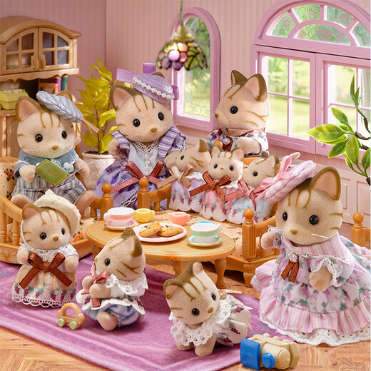 Familles sylvaniennes famille de chat rayées jouant à la maison des jouets de la maison chinoise