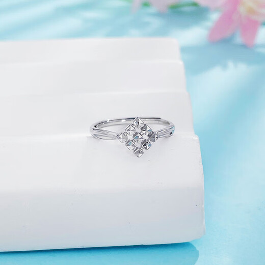 Laomiao fashionable and simple platinum imitation diamond diamond ring for women, a Chinese Valentine's Day gift for girlfriend and wife. Platinum imitation diamond diamond ring for women, about 2.45g