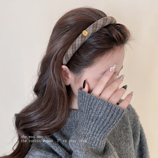 Korean style small gold label coffee plaid hair hoop for women 2025 new autumn and winter sweet temperament headband for going out and versatile hairpin small gold label coffee plaid hair hoop 1 pack