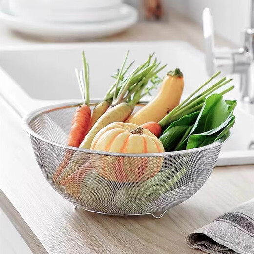 Stainless steel basin for beating eggs and noodles kitchen new fine mesh rice draining dish basin drain basket salad bowl 28cm natural salad bowl + drain basket