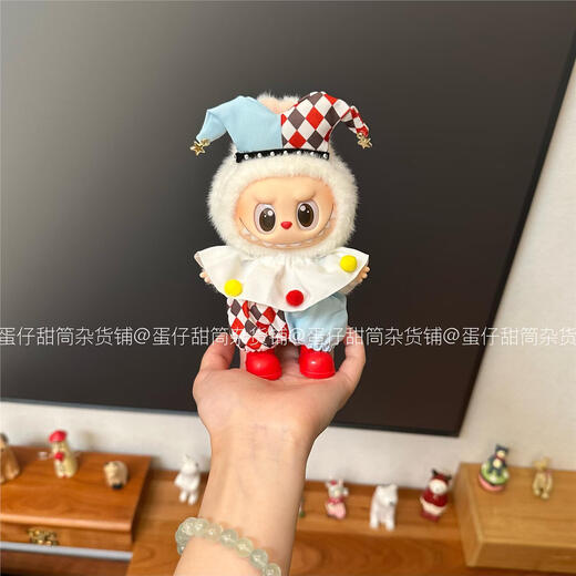 Labubu-Babykleidung, Gummi-aufgebliebene Blindkiste, herzbewegte Makkaronen, energiereiche 3,0-Zirkus-Clown-Kleidung, Kopfschmuck + Speichelhandtuch + Overalls + Schuhe, inklusive Puppen inklusive