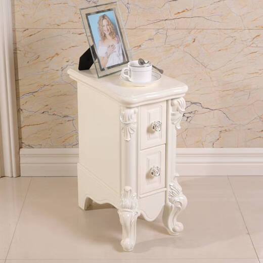 Mini-Nachttisch im europäischen Stil Einfacher schmaler Lagerschrank kleiner Nachttisch Schrank Ablagerung Zwei-Pull-Kleinschrank Pastoral-Telefontisch 9869 Elfenbein Weißgoldkritzel ganze Installation
