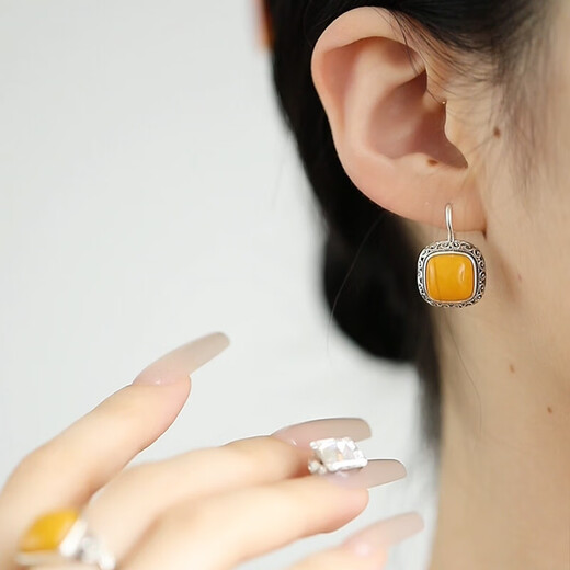 Fat Donglai same style beeswax earrings 925 silver retro new Chinese style chicken fat yellow beeswax square Chinese Valentine's Day gift sugar cube earrings