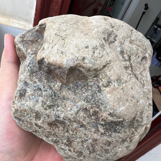 Enchère directe à un prix réel. 1283 grammes de pierre crue de jadéite birmane, qualité de l'eau, vieille bouche cassée