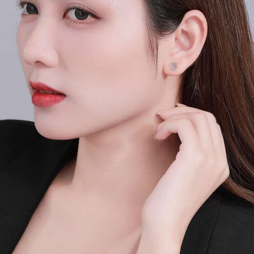 Chao Acer Platinum Platinum Earrings for Women Platinum Earrings Rose Birthday Gift Priced at RMB 160 1.4g One Pair Contains Silicone Ear Plugs