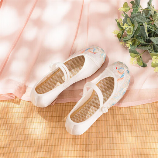 Auf die alten Stoffschuhe für Frauen, weiche Sohle bequeme Hanfu -Schuhe, nationale Stickschuhe mit alten Kostüm Cheongsam atmungsaktiv und haltbarer Frauenschuhe, gestickte Schuhe, weiße 37 [Standardgröße] 20 [Fuß breiter Fuß, hoher Fuß, großer Größe, große Größe]