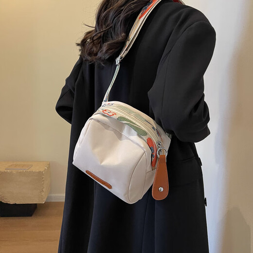 MTB女包帆布2025新款贝壳包单肩包斜挎包包休闲运动旅行徒步挎包布包 米白（送挂件）