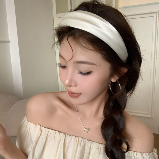 Yingtang Western-style satin headband, high-end light luxury headwear, high skull headband for women, summer face wash, simple pressed hair bundle, off-white