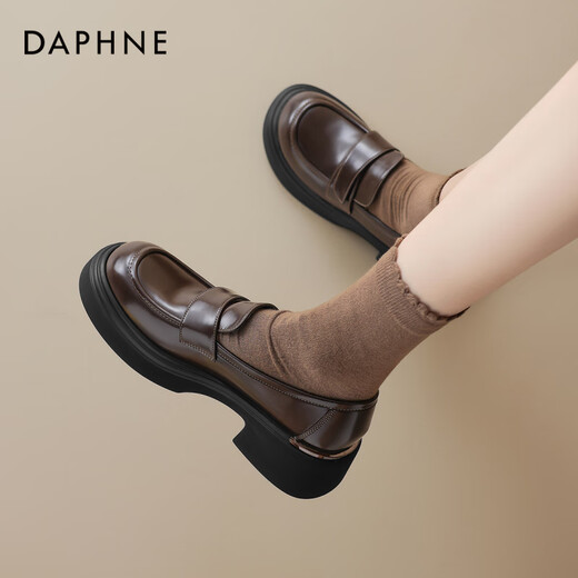 Daphne (Daphne) Brown espesado mocasín para mujeres 2025 Nuevos zapatos de cuero JK de estilo británico para mujeres con zapatos de alta gama Singles Brown [talón sin decoración] MF3883-5 35