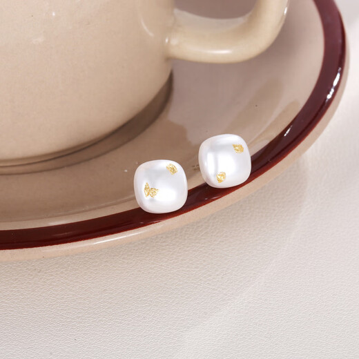 
MHFDO Old Phoenix Simple and Atmospheric White Pearl Gold Foil Embellished Earrings Silver Needle Temperament Earrings Niche Earrings Women E16778E Flowers