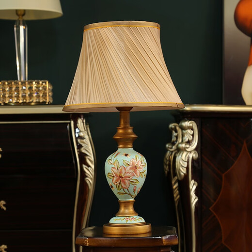 Guanxia European-style desk lamp bedroom bedside lamp warm and creative light luxury American retro modern night lamp wedding desk lamp living room YL9930 model large push button switch