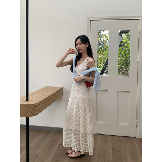里外2025夏季法式气质收腰显瘦V领背心蕾丝吊带连衣裙女13701 杏色 S