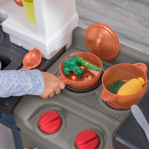 Directeur de la Pill Children's House jouant des jouets de simulation fille cuisine Luxembourg Kitchen Légumes Nouveaux petits teke four cuisine
