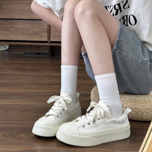 Jinghua Autumn Canvas Shoes for Women 2025 Nuevos zapatos blancos bordados para el petróleo espesas zapatos de tablero de planta gruesas