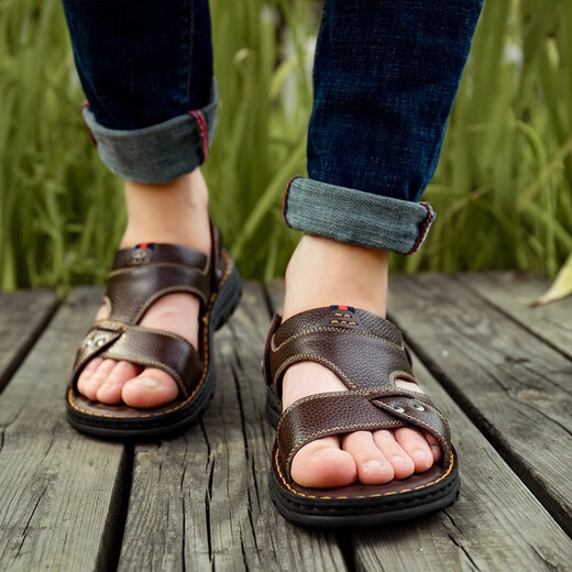 Hot Air Farn (Refengmai) Sandalen Herren echtes Leder 2025 Sommer Neue Männer-Hausschuhe Dual-Purple-Weiche Sohle Mitte des Alters Schuhe im mittleren Alter alte Männerschuhe 9928-Brown 38 _ [Standard Lederschuhgröße]