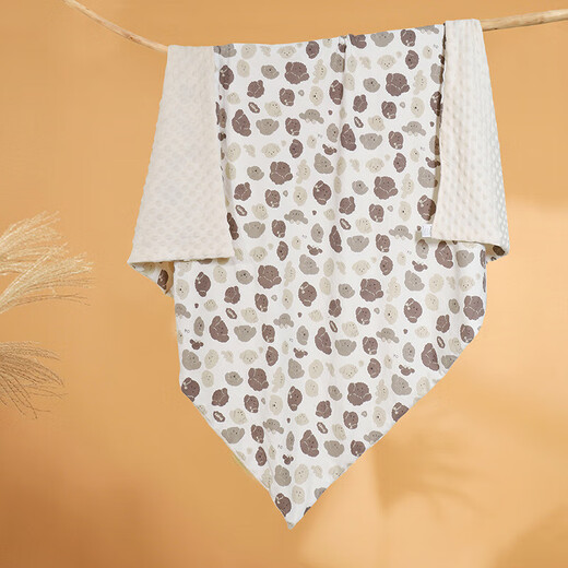 Newborn baby blanket, beanie air-conditioning gauze, nap, newborn summer baby thin kindergarten children's quilt, soft and waxy skin-friendly soybean quilt, hug bear