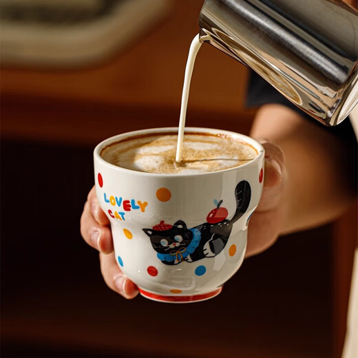 Cartoon cat holding coffee cup, lady's good-looking mug, latte cup, ceramic cup, household water cup, holding coffee cup + red edge saucer